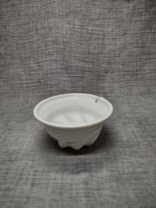 Made in Holland | Puddingvorm Bewerkt aardewerk met ophangoog (diameter 11,0 cm | hoogte 6,0 cm) in witte glazuurkleur | Vintage