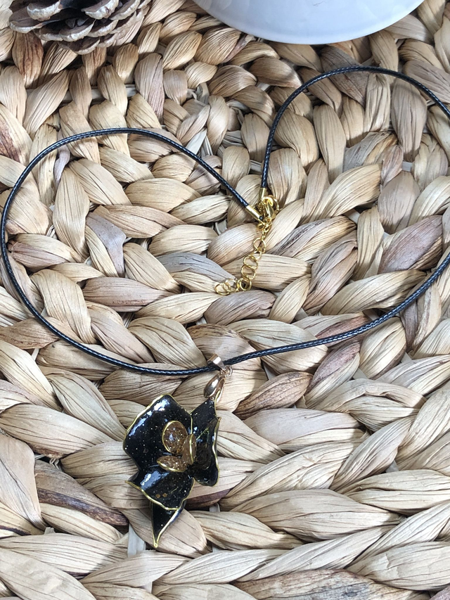 Collier Lyse - orchidée noire et dorée