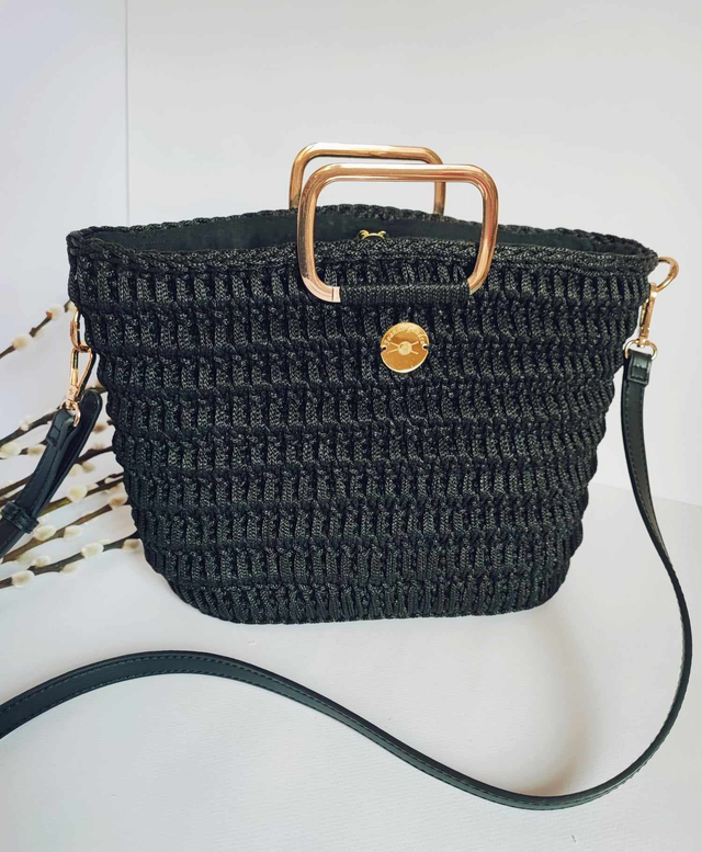 Sac Valentina Noir – Élégant et Moderne avec Poignée Rectangulaire Dorée