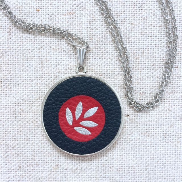 Collier réversible « Duo » argenté, support de cabochon double face, marqueterie de cuir de vachette couleur bleu marine et rouge