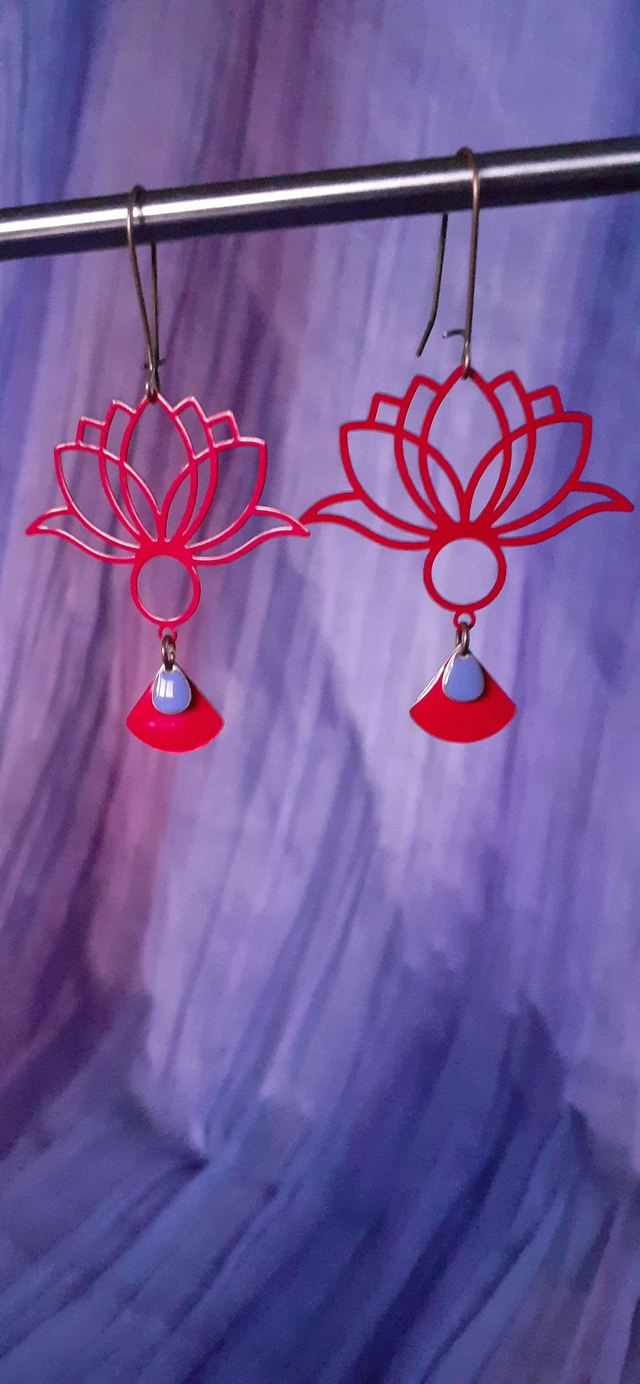 Lotus Boucles d'oreilles, métal émaillé Rouge &amp; Violet