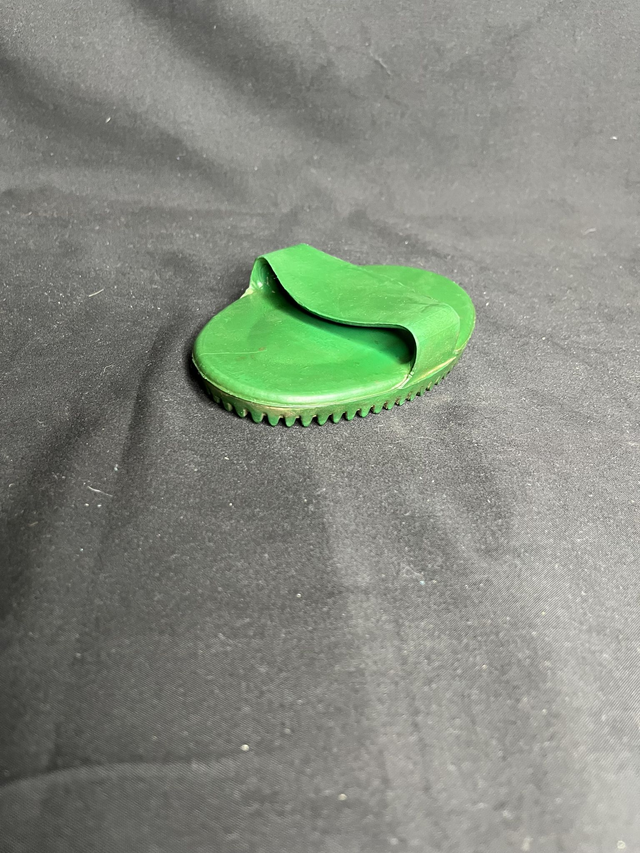 Etrille caoutchouc vert- petit modèle