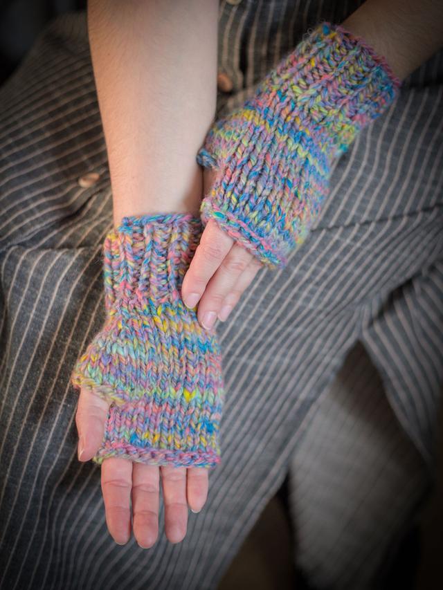Mitaine en laine filée à la main, arc en ciel
