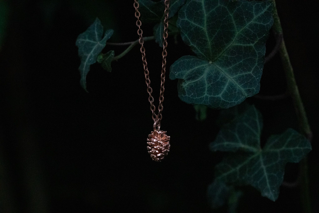 Collier mini pomme de pin