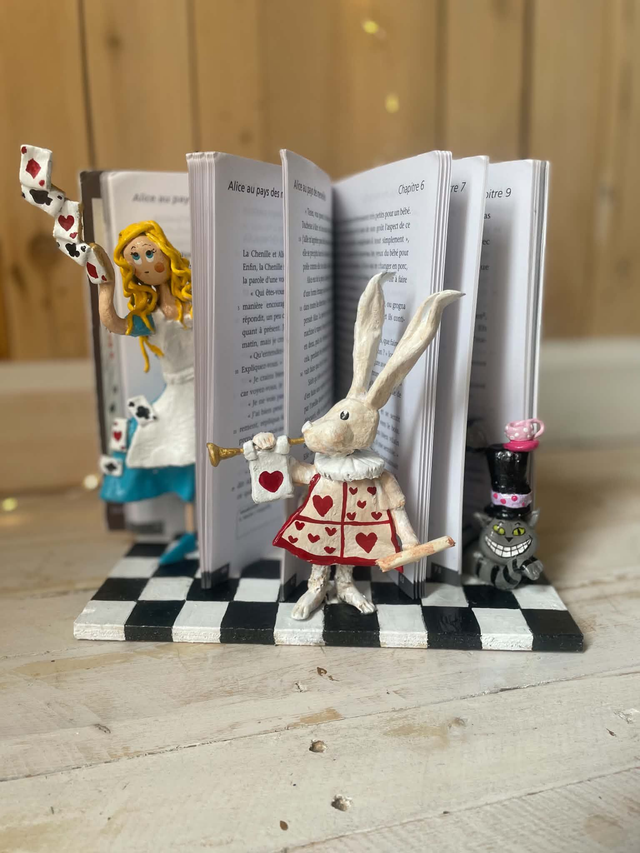 Décoration livre " Alice au pays des merveilles "