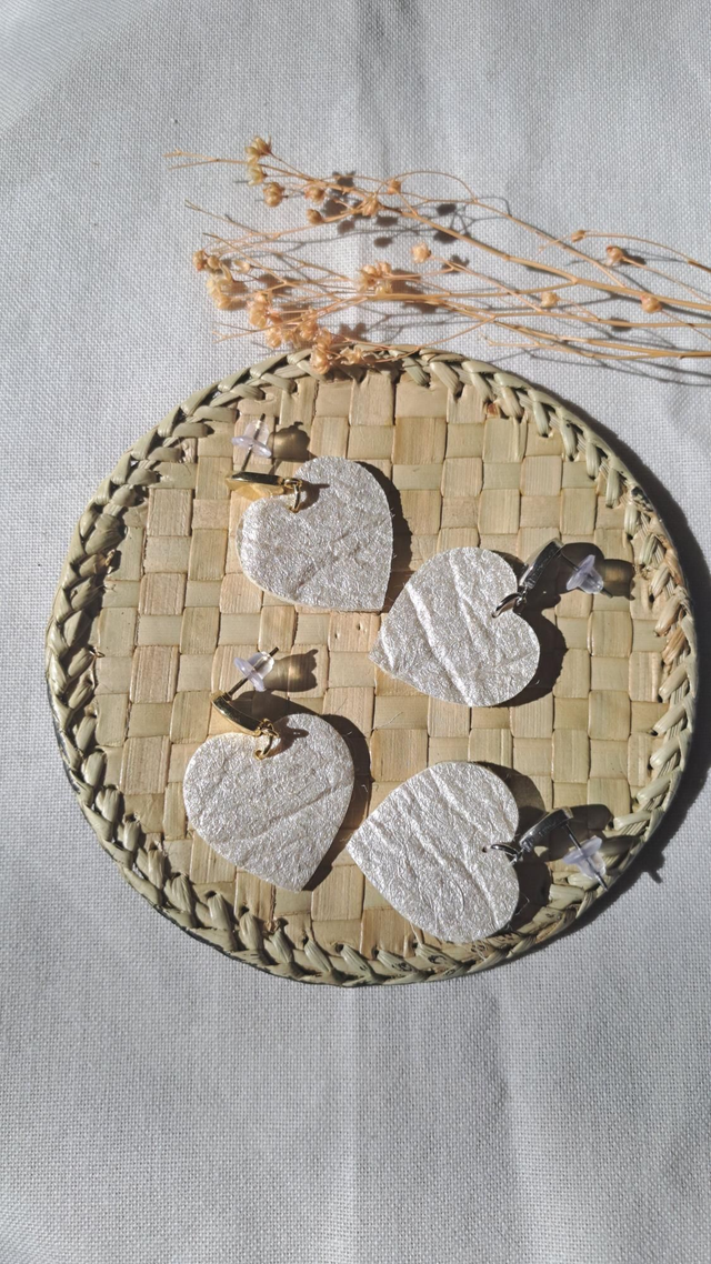 Boucles d'oreilles coeurs en matière végétale d'ananas 