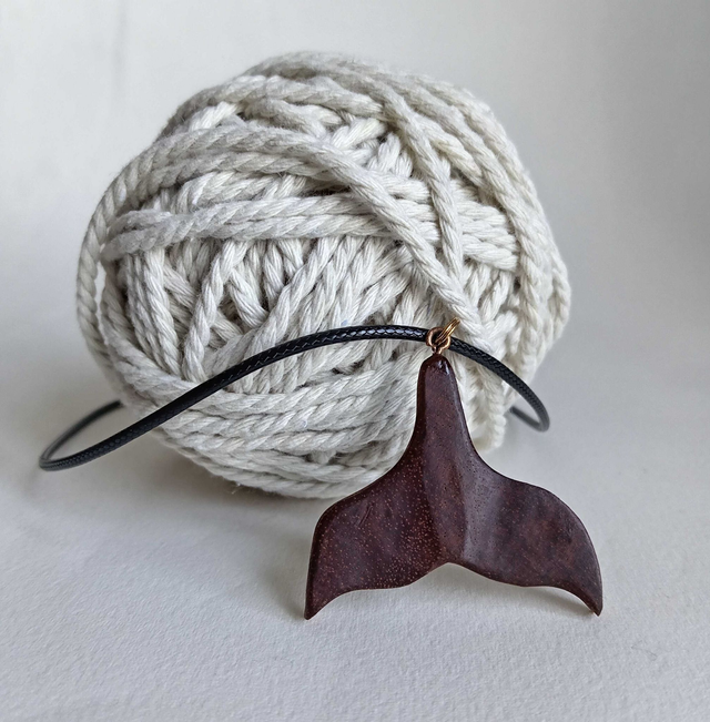 Pendentif queue de baleine