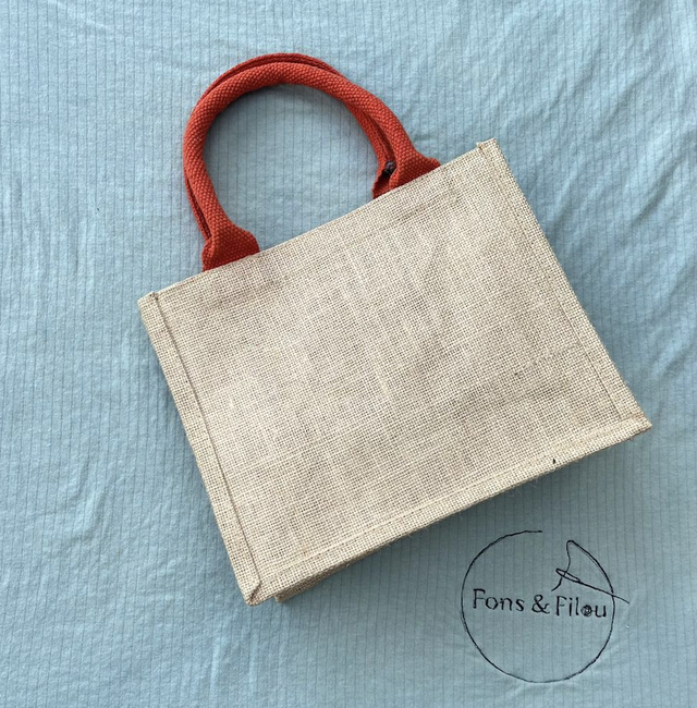 Zakje in jute met rood-oranje handvaten 26*22*13 cm
