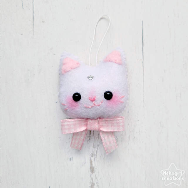 Décoration en feutrine - chat blanc