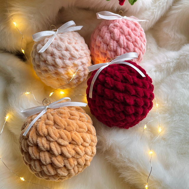 Pluszowa bombka na choinkę z cienką kokardką 