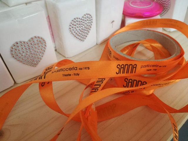 Nastro doppio raso arancio da mm. 15 stampa ad un colore marrone