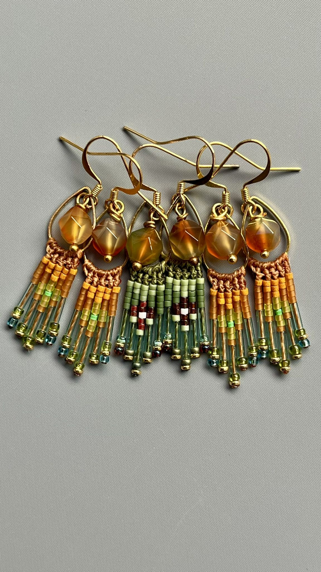 Petites boucles d'oreille à franges en macramé et perles vert clair et camel