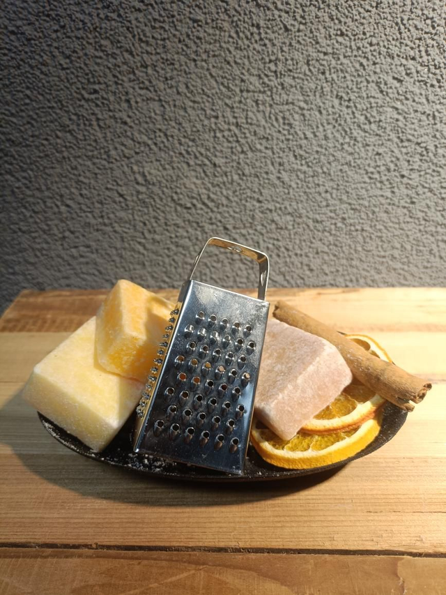 Schaaltje met rasp en 3 amberblokjes en gedroogd fruit