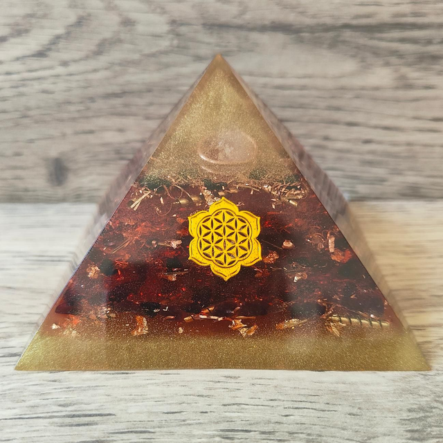 Orgonite pyramide grenat 