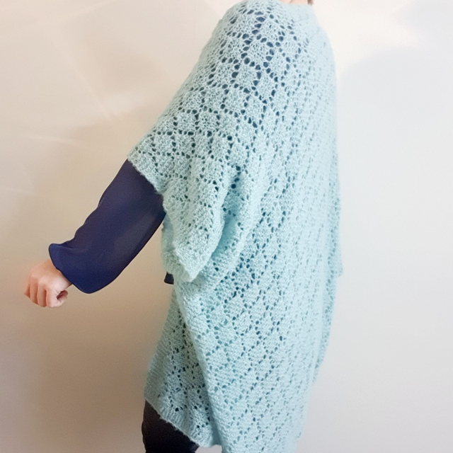 Handgebreid vest met kantpatroon - zeegroen zacht en luxe