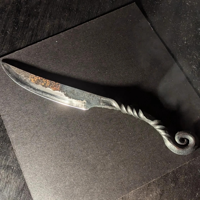 Couteau brut de forge en acier C70.
