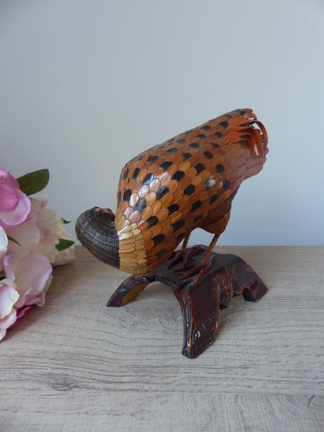 Sculpture artisanale vintage d’un oiseau en bambou et osier – Scène de chasse au faisan sur socle en bois, années 70, fabriquée à la main