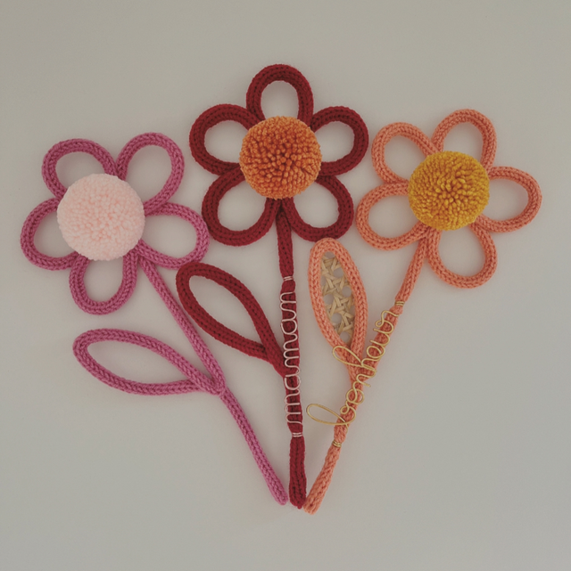 Fleur anémone en tricotin avec pompon  à personnaliser 