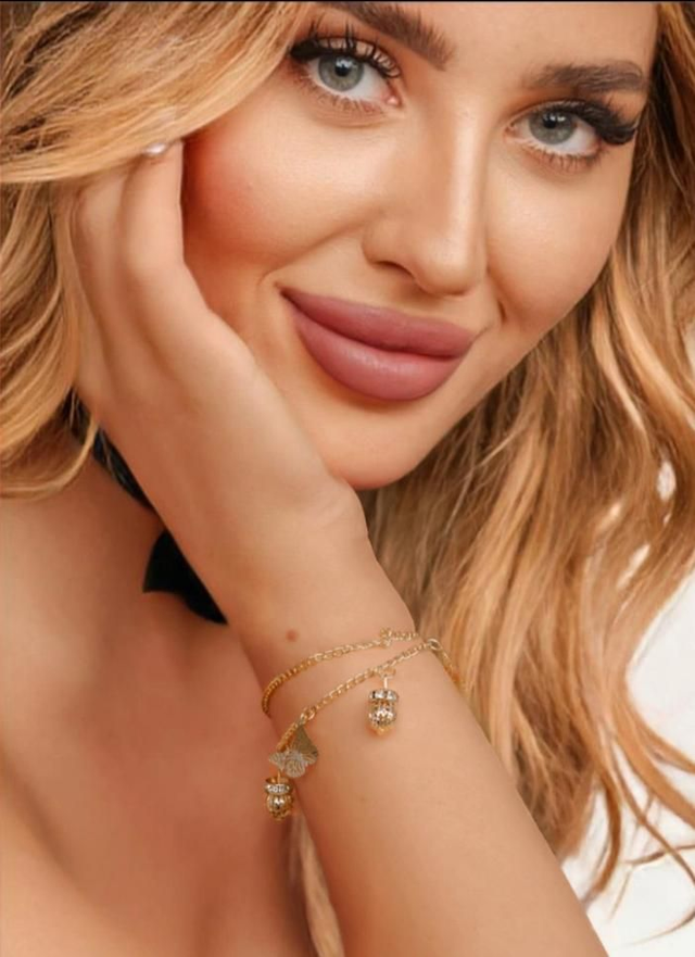 Bransoletka z ozdobnymi zawieszkami w kolorze złotym Dorine