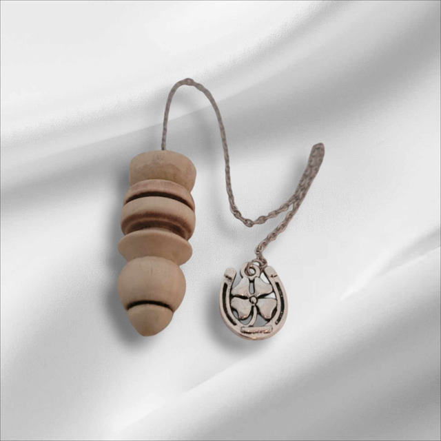 9.Pendule 8 en bois de cerisier