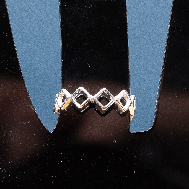 Anel losangos vazados