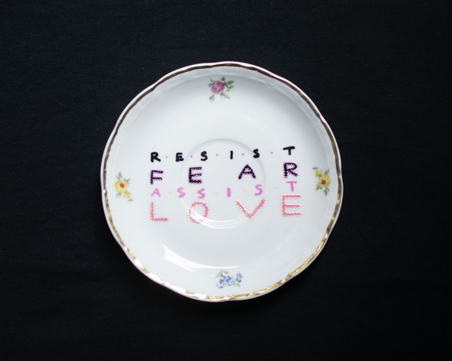 Buntowniczy talerz „Resist fear, assist love”