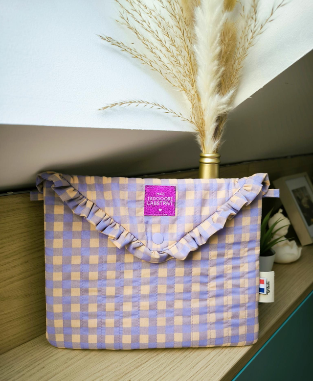 Pochette à froufrous 