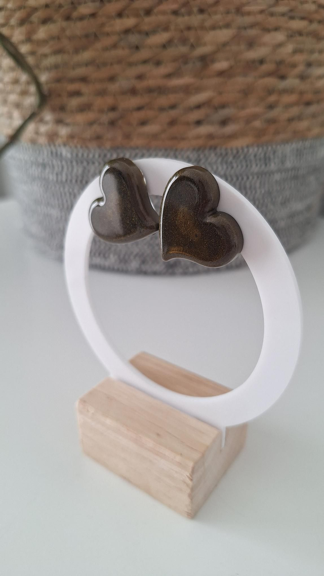 Puces cœurs asymétriques marrons