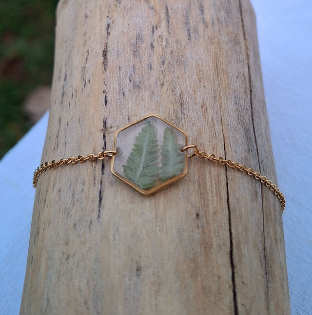 Bracelet doré hexagonal · Fougère