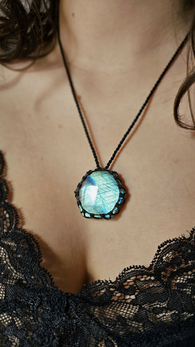 Collier pierre naturelle labradorite hexagonale bleue macramé réglable