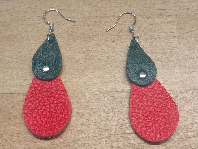 Boucles d&#039;oreille en cuir.