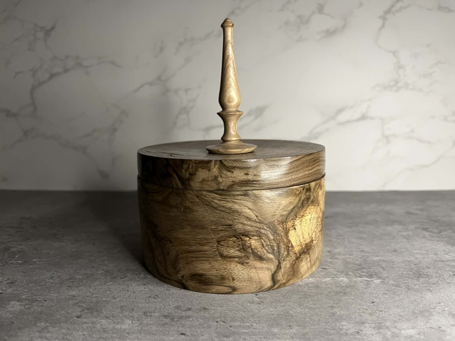 Boite en noyer échauffé