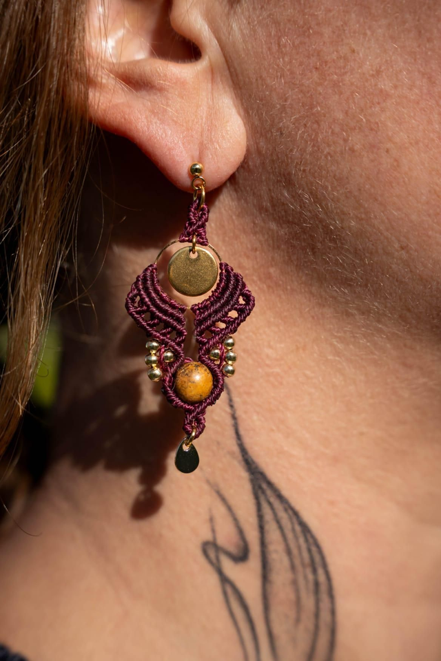 Boucles d&#039;oreilles en micro-macramé couleur prune et pierre Jaspe Paysage 