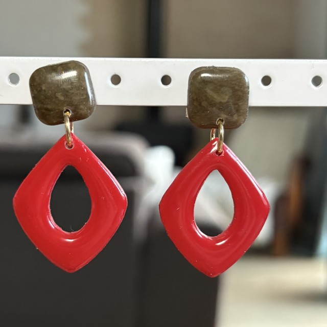 Boucles d'oreilles pendantes losange rouge et pierre