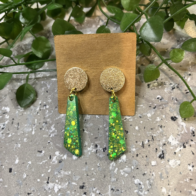 Boucles d’oreilles résine vert clair dorées avec paillettes 