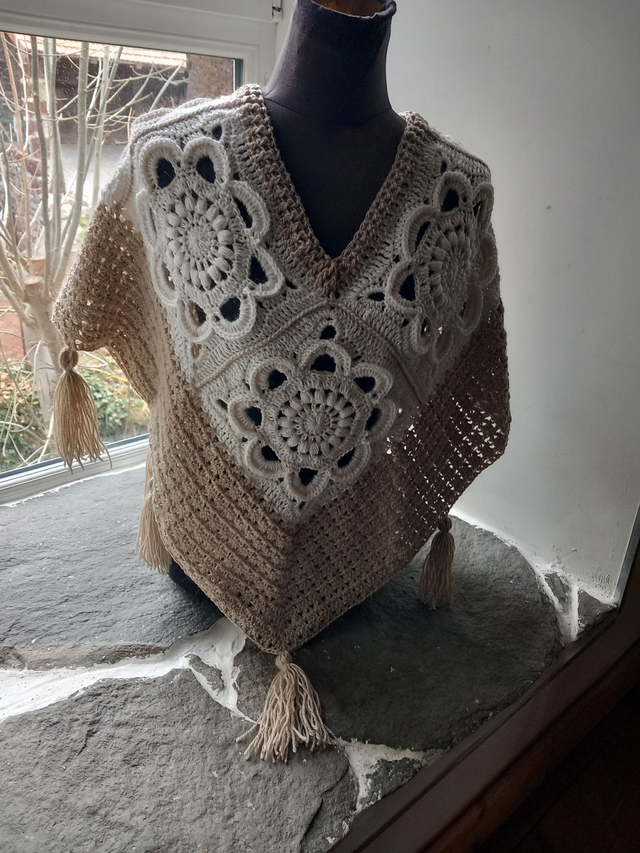 Poncho creme et camel