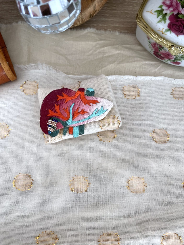 broche brodée dégradé bordeaux