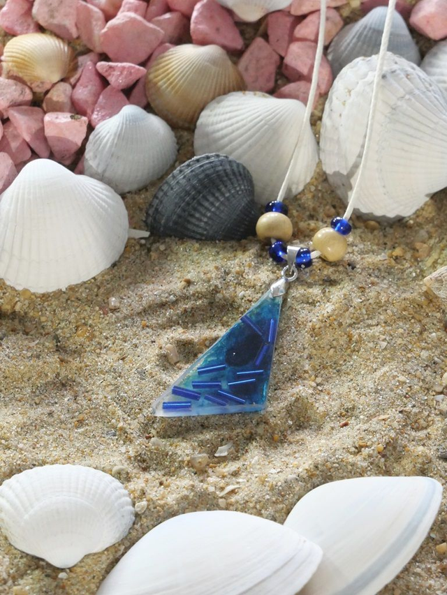 Collier Bleu et perles (D)