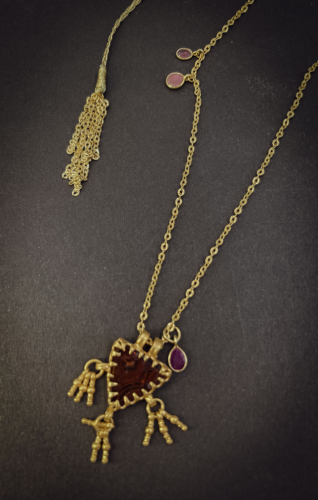 Collier amulette rouge