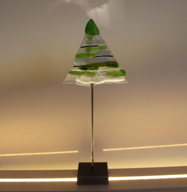o8 Tannen aus Glas in grünen- und weißen- Farbtönen . dw 6 oo2020 04