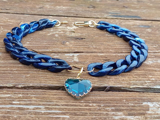Collier en grosses mailles en acrylique Saagar Ka hrday coeur bleu