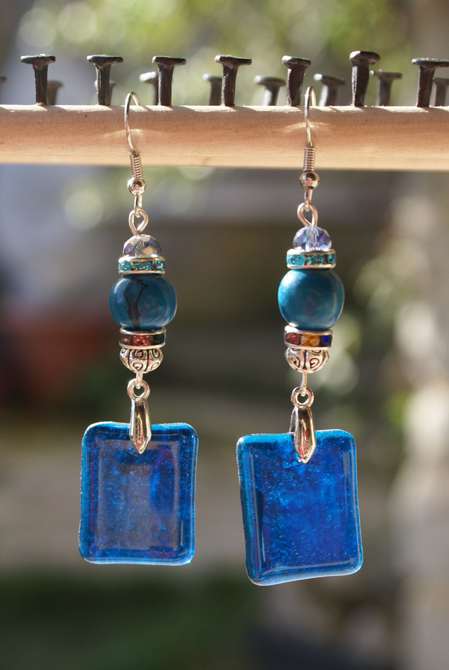 Boucles d&#039;oreilles en verre bleu. 