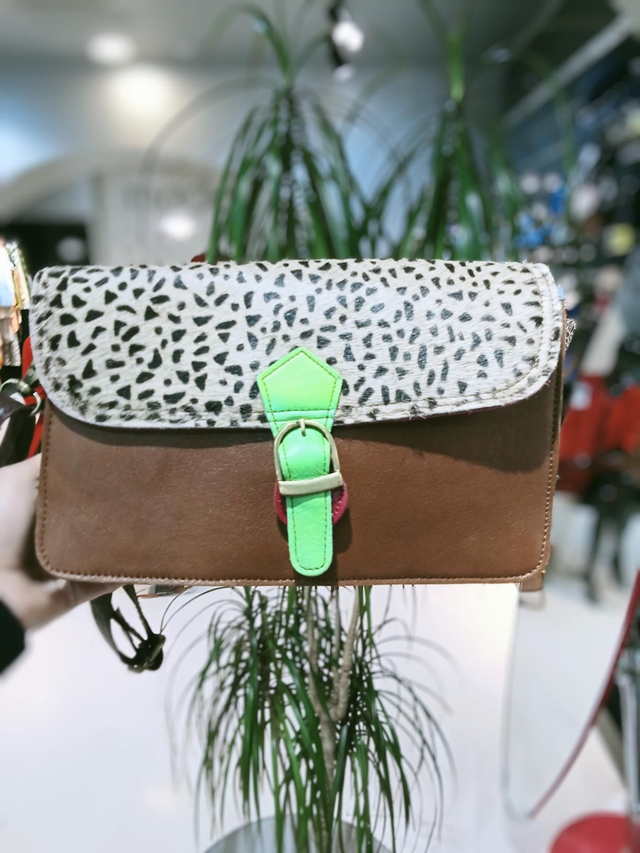 Mala em pele colorida 