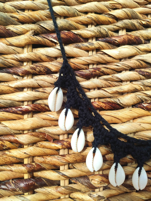 Collier en coton et cauris naturels
