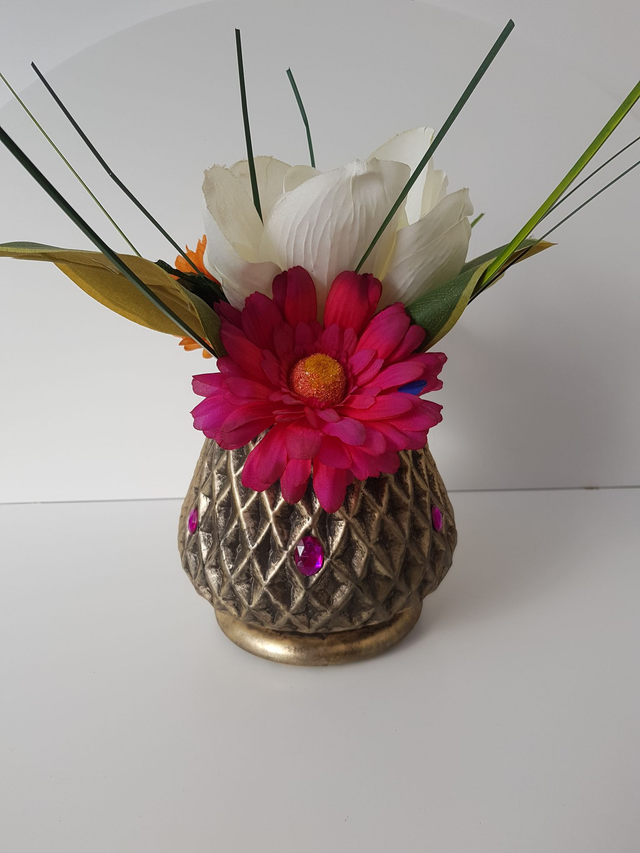 Vase Doré Avec Fleurs 