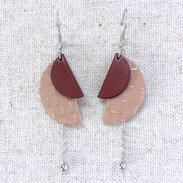 Boucles d’oreilles « Clé de sol » argentées, cuir texturé vieux rose et marron