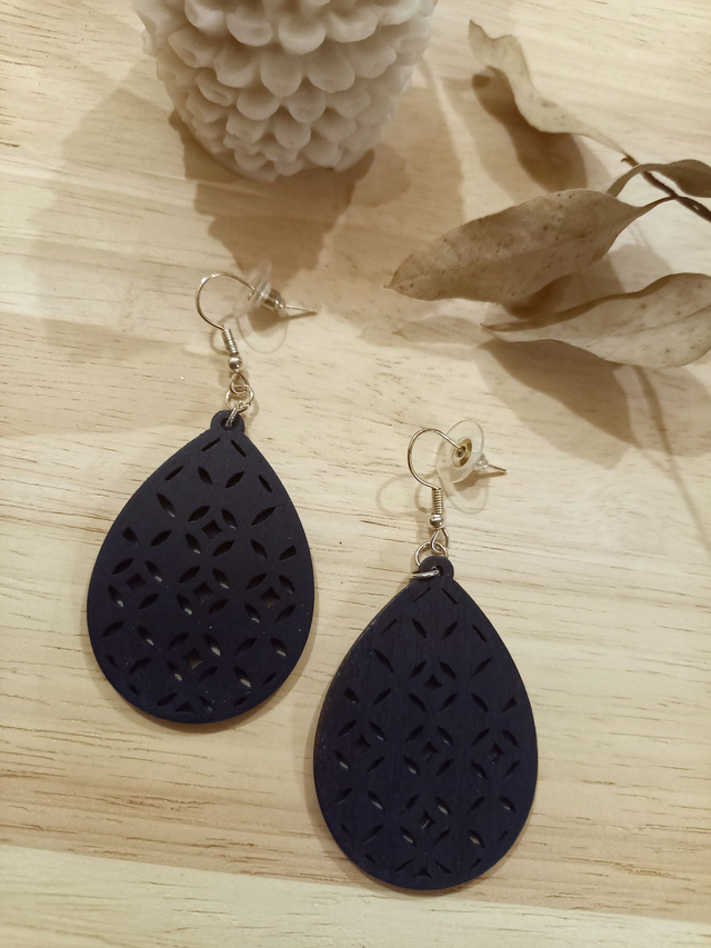 Boucles d&#039;oreilles Bois - motifs croisés - bleu nuit