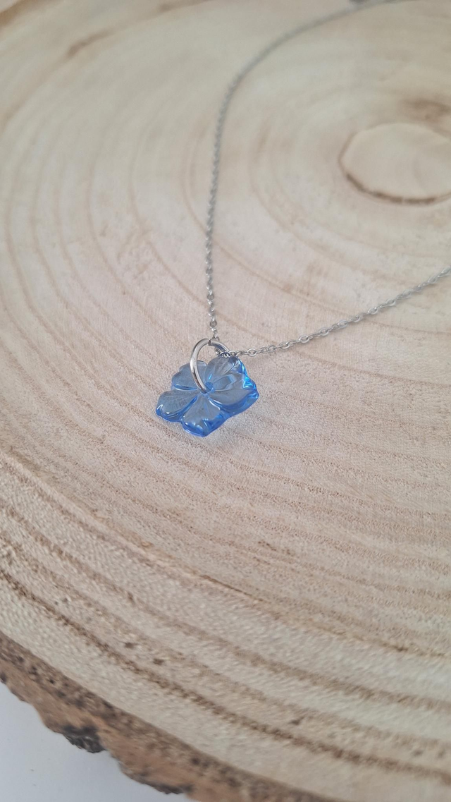 Collier argenté fleur hibiscus bleue