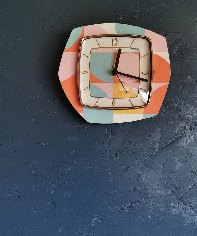 Horloge vintage pendule murale silencieuse asymétrique "Rose bleu rouge"