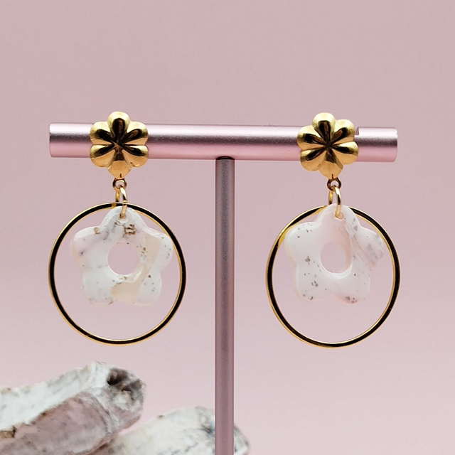 Boucles d&#039;oreilles Anneau doré, Fleur, Effet Marbre Blanc, Rose et Doré